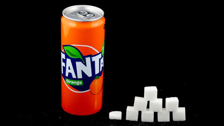 Aludose Fanta und Zuckerwürfel-Pyramide