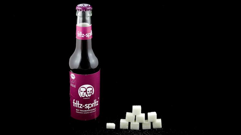 Glasflasche fritz-spritz und Zuckerwürfel-Pyramide